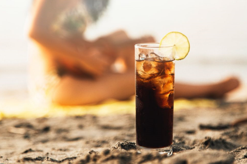 Especialista alerta sobre riscos das bebidas açucaradas no calor intenso