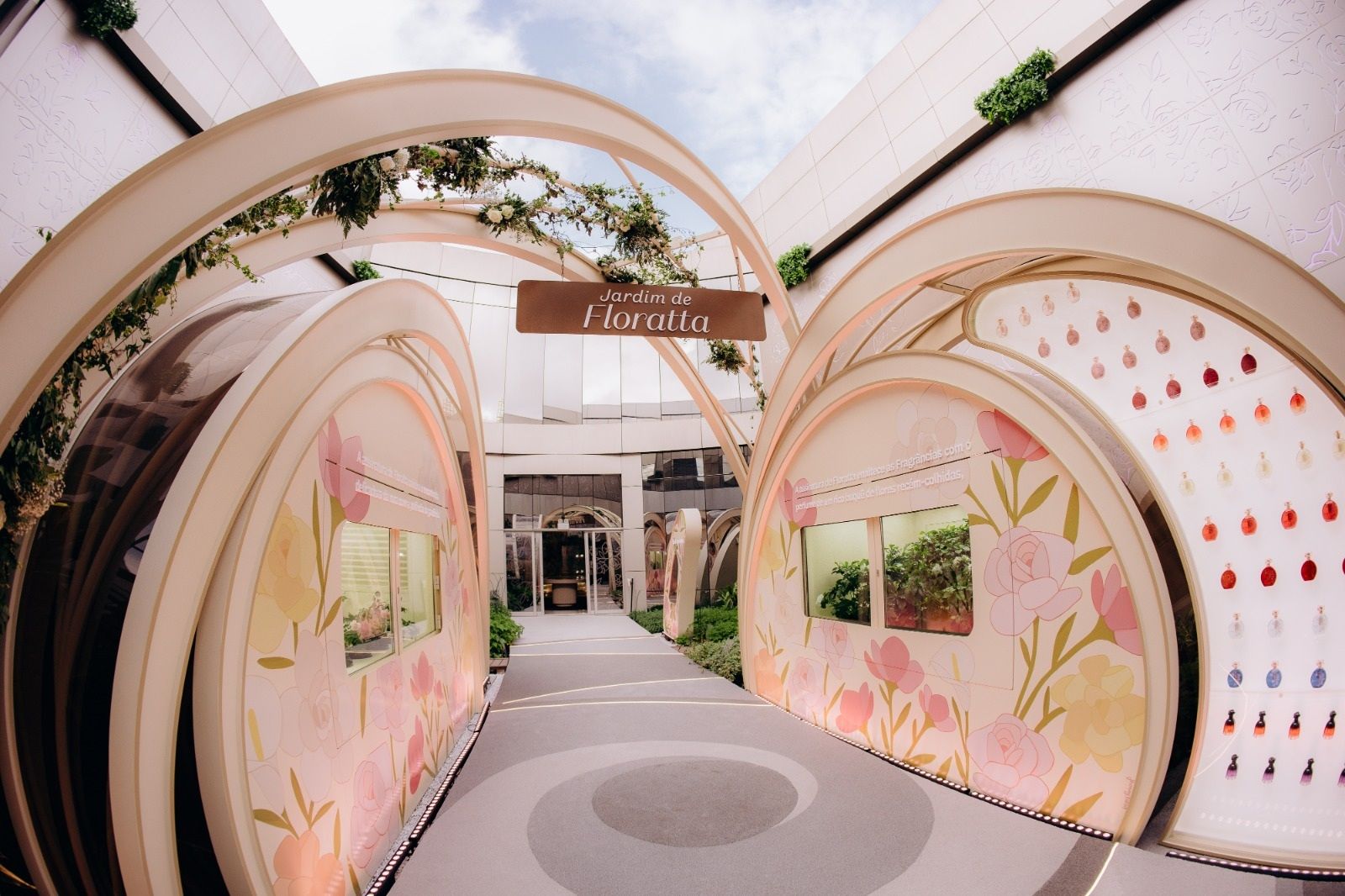 O Boticário inova com Floratta Rose Bouquet, com rosas damascenas