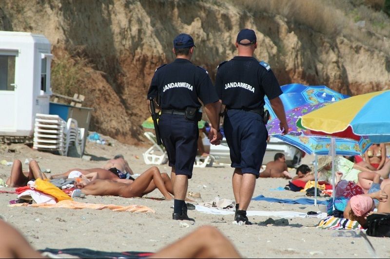 Temida polícia francesa dá exemplo de tolerância em praia naturista
